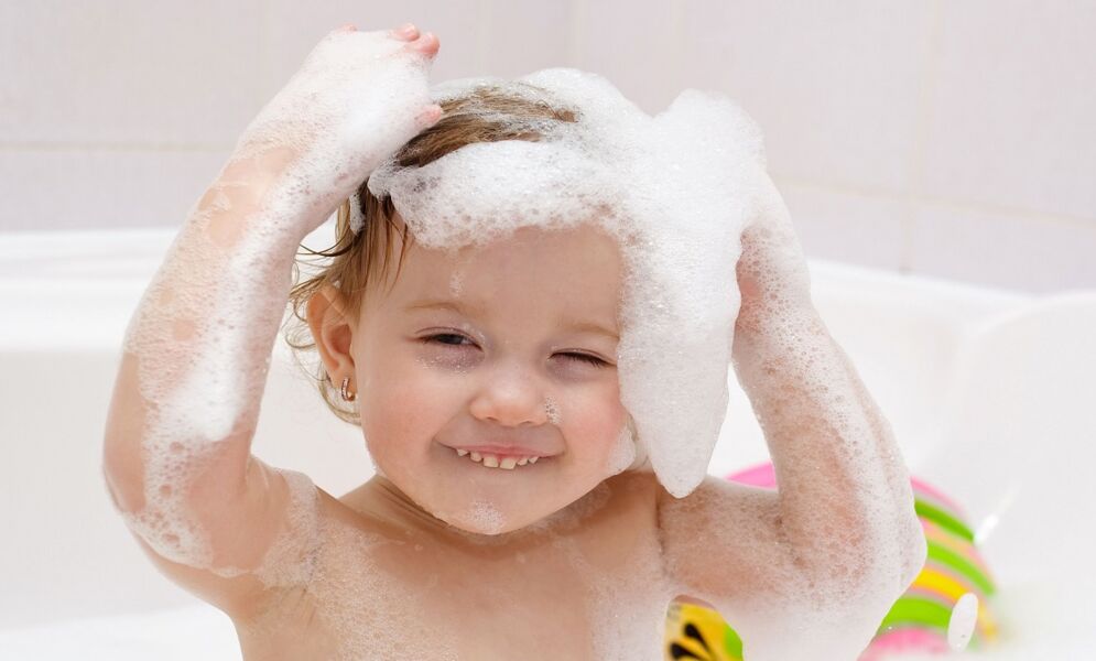 Voici comment donner un bain à l'éponge à votre bébé