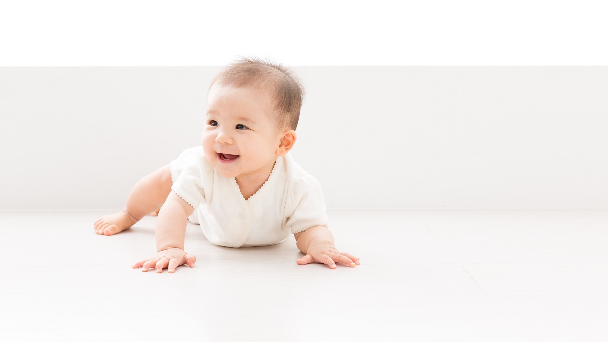 Votre bébé a 8 mois : il part à la découverte de son corps et des autres