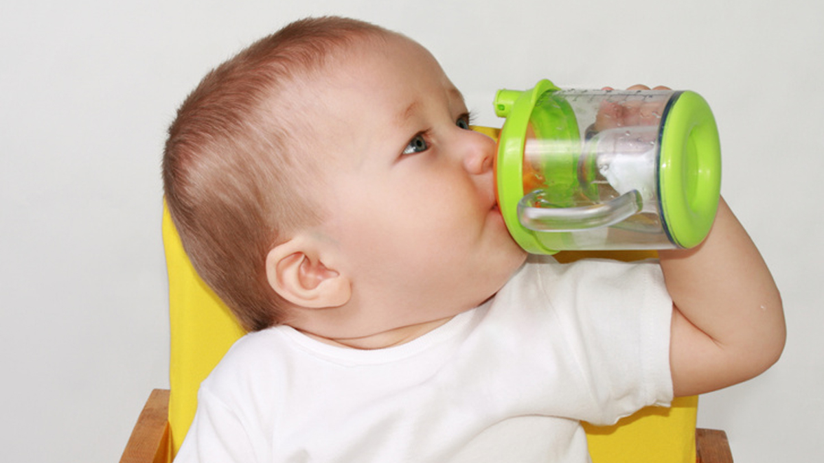 A quel âge bébé peut-il boire au verre ? 