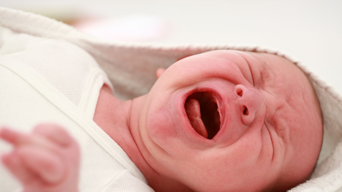 Bébé ne pleure pas : doit-on s'inquiéter d'un nouveau-né trop