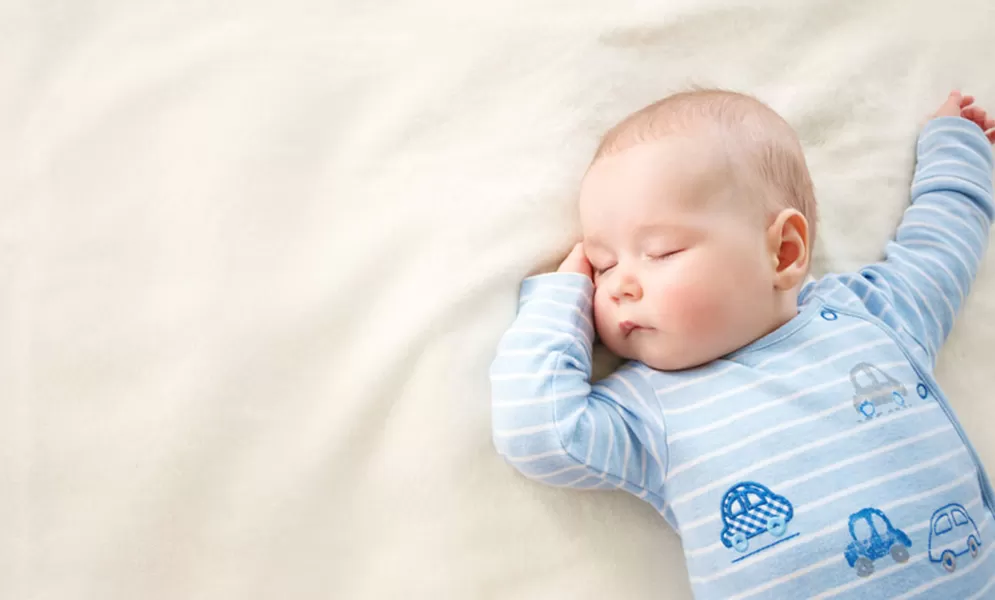Idealste Schlafposition beim Baby © candy1812 - AdobeStock.com