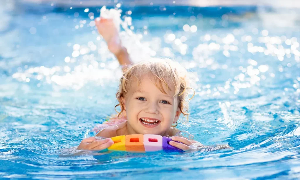 Kinder beim Baden beaufsichtigen © famveldman - AdobeStock.com