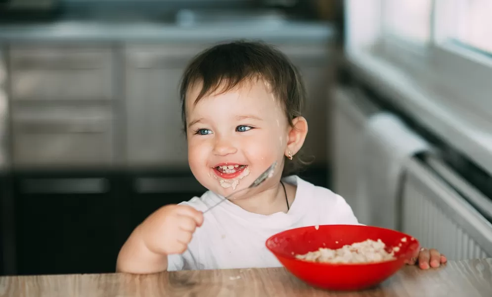 Tipps bei Babybrei Flecken © komokvm / AdobeStock.com