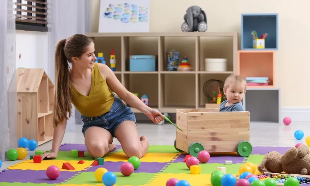 Kinderbetreuung mit einem Babysitter © New Africa / AdobeStock.com