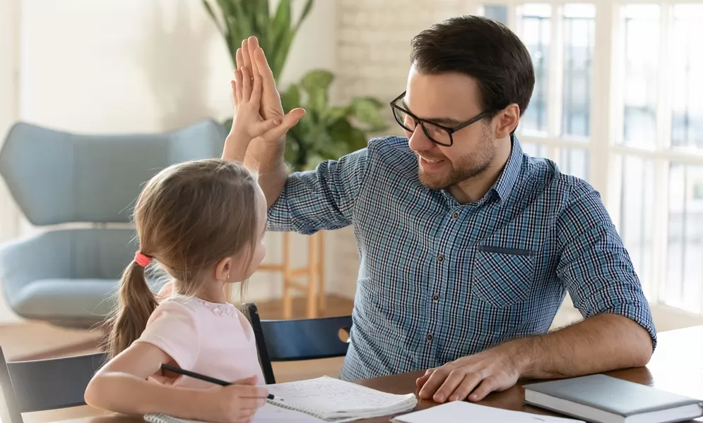Kind mit Lernschwäche bestmöglich unterstützen © fizkes / AdobeStock.com