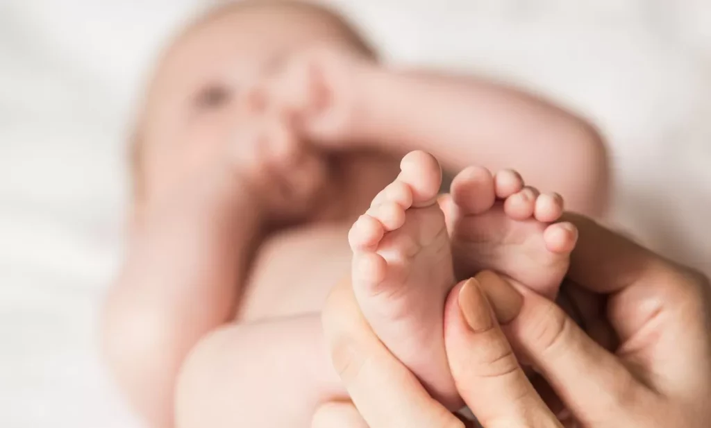 Babymassage © llhedgehogll / AdobeStock.com