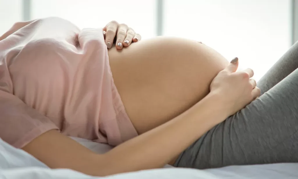Haptonomie baut eine intensive Bindung zum Baby auf © Friends Stock - AdobeStock.com