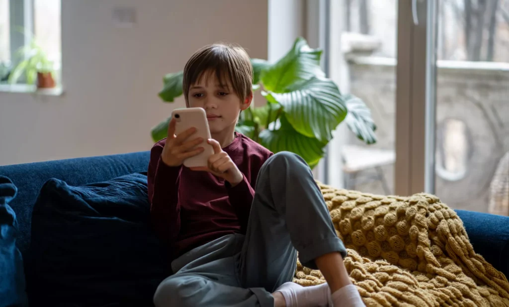 Handysucht bei Kindern - wenn das Smartphone zum Problem wird © DimaBerlin - AdobeStock.com