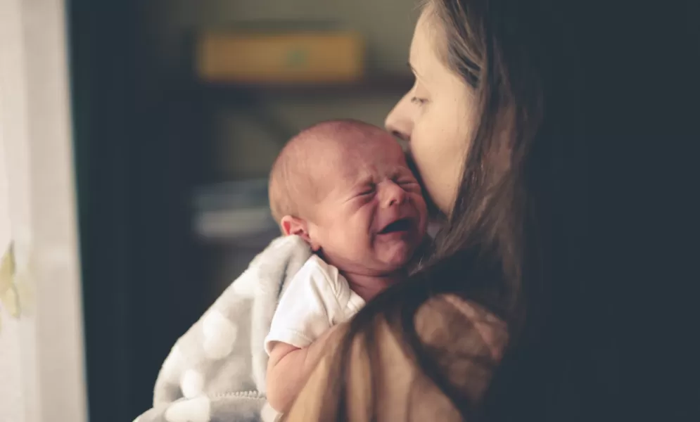 Schreiendes Baby beruhigen: Viel Nähe hilft © natalialeb - AdobeStock.com