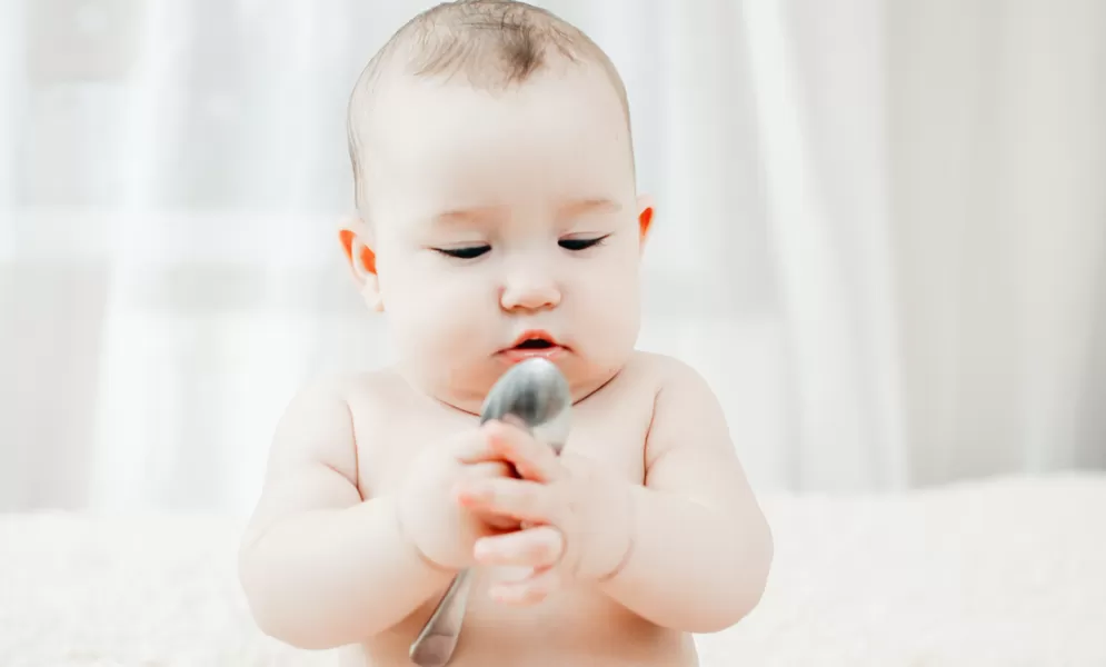 Babyentwicklung: Spielen mit Alltagssachen © komokvm - AdobeStock.com