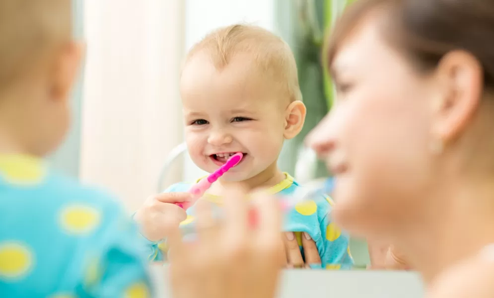 Zähneputzen beim Baby © Oksana Kuzmina / AdobeStock.com