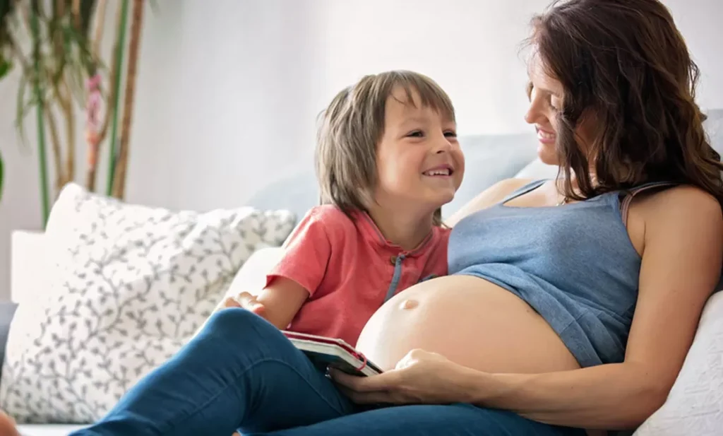 Eifersucht bei Geschwisterkindern vorbeugen © Tomsickova - AdobeStock.com
