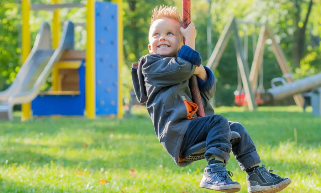 Kinder beaufsichtigen aber nicht überbehüten © Racle Fotodesign - AdobeStock.com