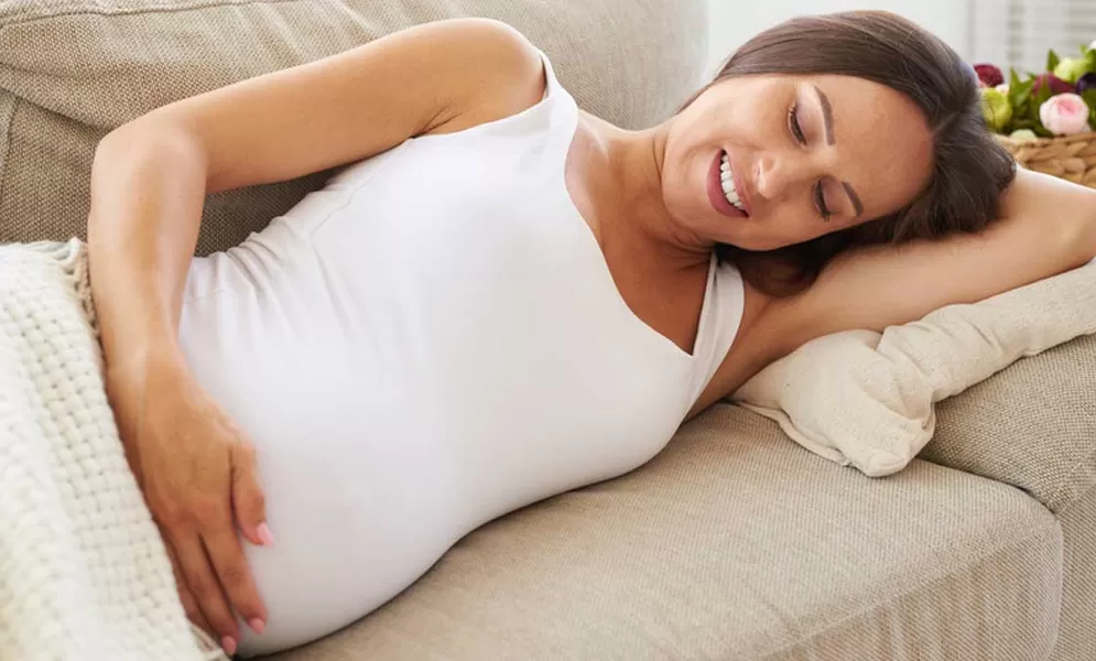 Bonding mit dem Baby im Bauch © ArtFamily - AdobeStock.com