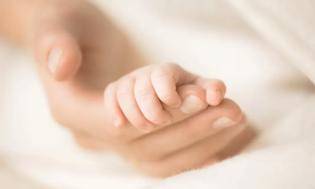 Tipps fürs Nägelschneiden bei Babys © jchizhe / AdobeStock.com