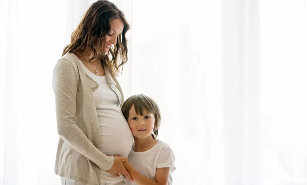 Geschwister gut aufs Baby vorbereiten © Tomsickova - AdobeStock.com