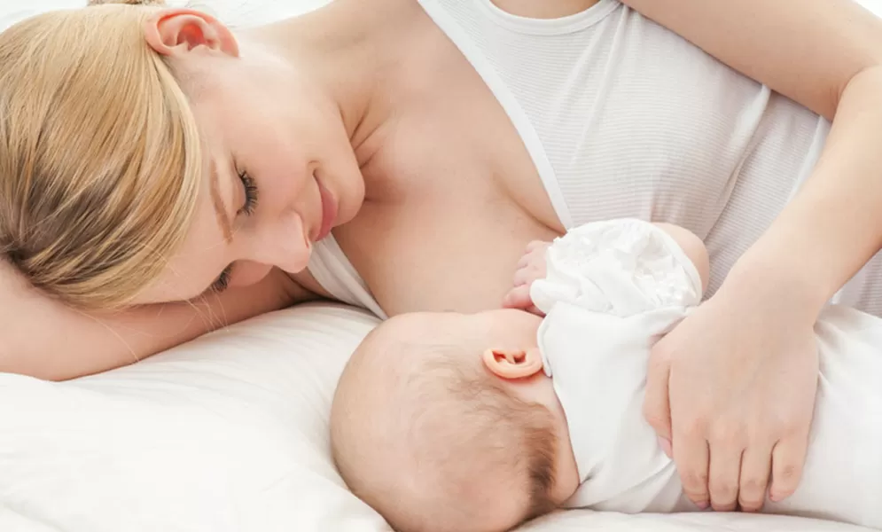 Das Baby stillen © Svetlana Fedoseeva - AdobeStock.com