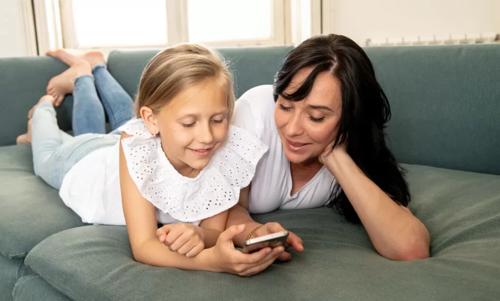 Kinder und Smartphone © samuel - AdobeStock.com