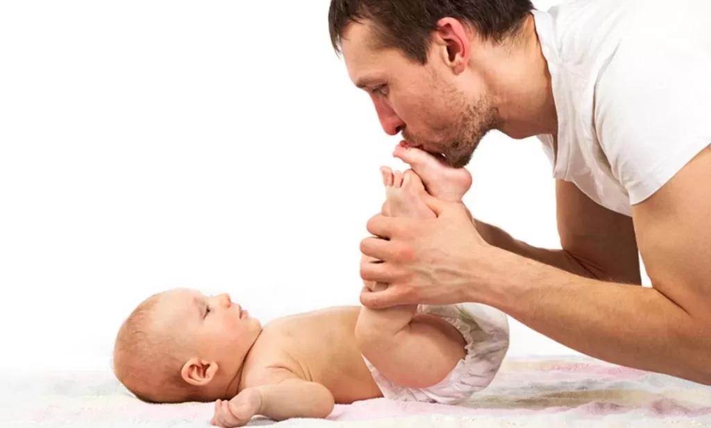 Spielen mit dem Baby © Andrey Bandurenko - AdobeStock.com